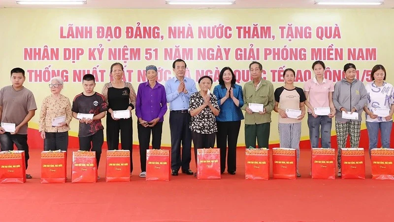 Tặng quà gia đình chính sách, người nghèo, công nhân khó khăn ở Thanh Hóa Tặng quà gia đình chính sách, người nghèo, công nhân khó khăn ở Thanh Hóa