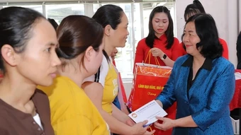 Tặng quà gia đình chính sách, người nghèo, công nhân khó khăn ở Thanh Hóa