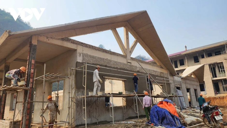 Tăng tốc đưa công trình trường liên cấp Phiêng Pằn "về đích"