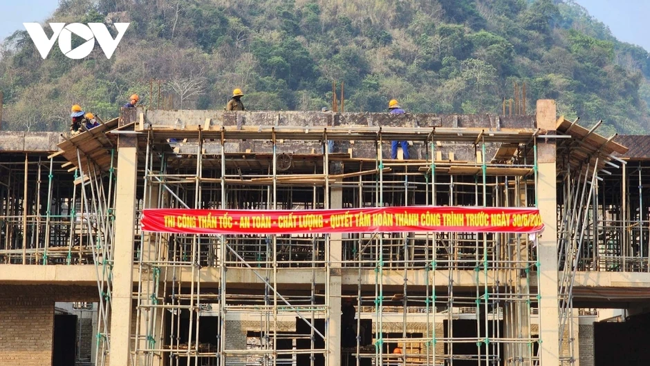 Tăng tốc đưa công trình trường liên cấp Phiêng Pằn "về đích"