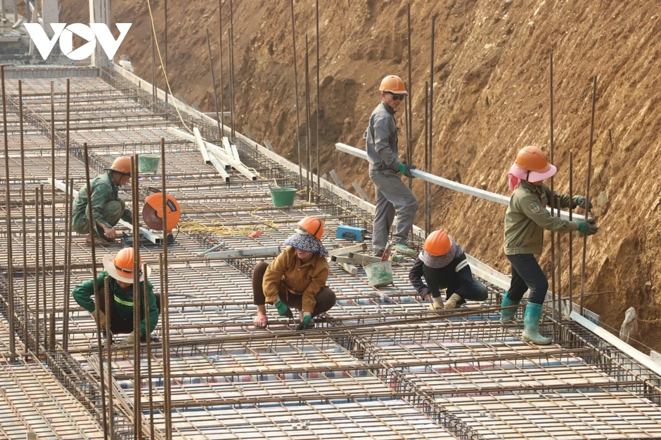 Tăng tốc đưa công trình trường liên cấp Phiêng Pằn "về đích"