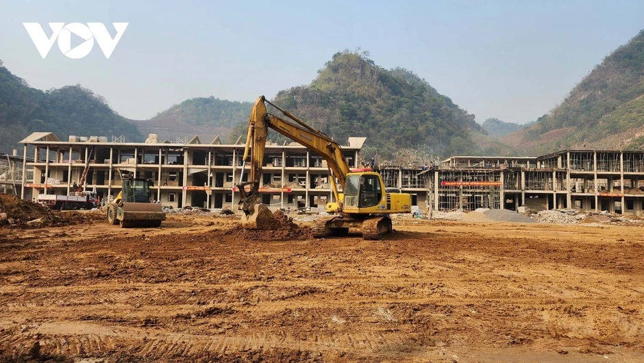 Tăng tốc đưa công trình trường liên cấp Phiêng Pằn "về đích"