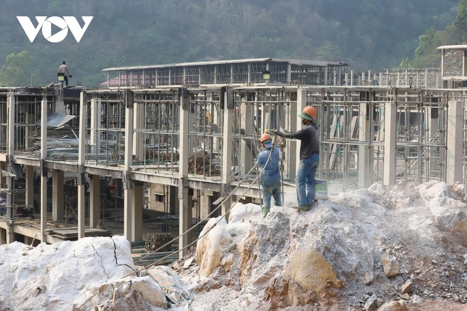 Tăng tốc đưa công trình trường liên cấp Phiêng Pằn "về đích"