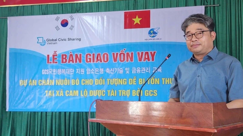 Tặng vốn nuôi bò sinh sản cho các gia đình khó khăn ở Quảng Trị Tặng vốn nuôi bò sinh sản cho các gia đình khó khăn ở Quảng Trị