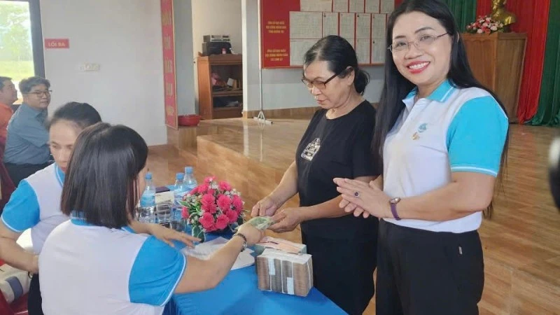 Tặng vốn nuôi bò sinh sản cho các gia đình khó khăn ở Quảng Trị Tặng vốn nuôi bò sinh sản cho các gia đình khó khăn ở Quảng Trị