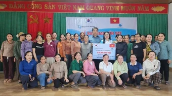 Tặng vốn nuôi bò sinh sản cho các gia đình khó khăn ở Quảng Trị