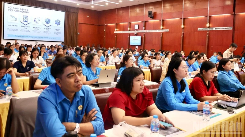 Tập huấn công tác dân số và chăm lo cho nữ công nhân mắc bệnh hiểm nghèo Tập huấn công tác dân số và chăm lo cho nữ công nhân mắc bệnh hiểm nghèo