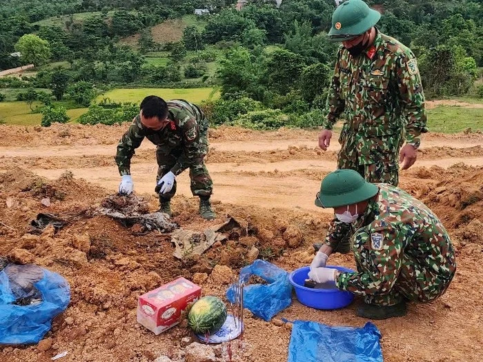Tập trung thu thập, kết nối, hỗ trợ đính chính đầy đủ thông tin trên bia mộ liệt sĩ Tập trung thu thập, kết nối, hỗ trợ đính chính đầy đủ thông tin trên bia mộ liệt sĩ