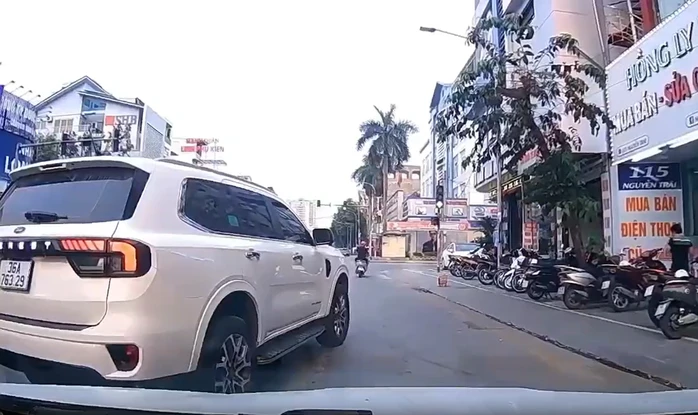 Tạt đầu xe khác, người điều khiển và chủ xe bị xử phạt 51 triệu đồng Tạt đầu xe khác, người điều khiển và chủ xe bị xử phạt 51 triệu đồng