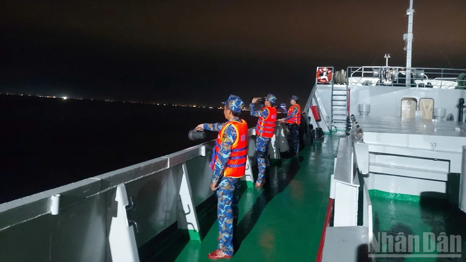 Tàu 629 xuyên đêm tìm kiếm du khách mất tích trên biển Đà Nẵng Tàu 629 xuyên đêm tìm kiếm du khách mất tích trên biển Đà Nẵng