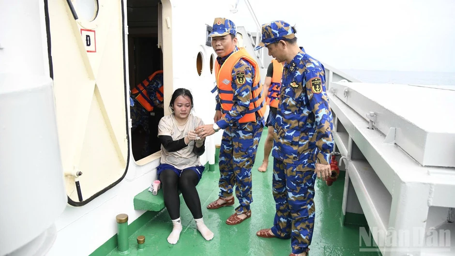 Tàu 629 xuyên đêm tìm kiếm du khách mất tích trên biển Đà Nẵng Tàu 629 xuyên đêm tìm kiếm du khách mất tích trên biển Đà Nẵng