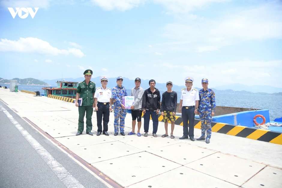 Tàu 950 cứu hộ thành công sà lan trôi dạt gần 200 hải lý trên biển Tàu 950 cứu hộ thành công sà lan trôi dạt gần 200 hải lý trên biển