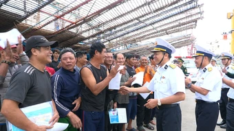 Tàu 950, Vùng 4 Hải quân lai kéo tàu cá cùng 36 ngư dân Quảng Ngãi về bờ an toàn
