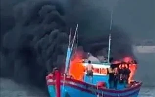 Tàu cá bất ngờ bốc cháy trên biển Đắk Lắk Tàu cá bất ngờ bốc cháy trên biển Đắk Lắk