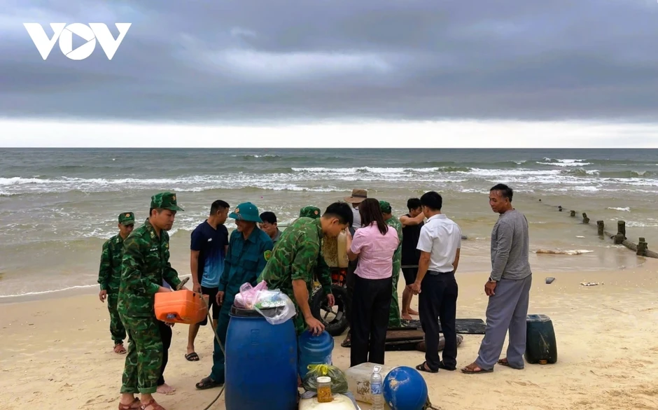 Tàu cá bị giông lốc đánh chìm, 2 ngư dân Quảng Trị may mắn thoát nạn bơi vào bờ Tàu cá bị giông lốc đánh chìm, 2 ngư dân Quảng Trị may mắn thoát nạn bơi vào bờ