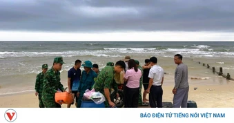Tàu cá bị giông lốc đánh chìm, 2 ngư dân Quảng Trị may mắn thoát nạn bơi vào bờ