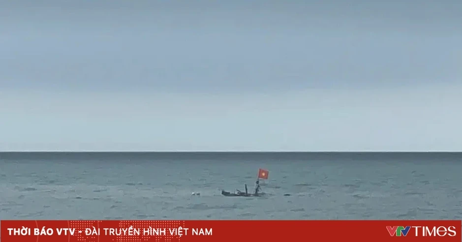 Tàu cá bị giông lốc đánh chìm, 2 người thoát nạn Tàu cá bị giông lốc đánh chìm, 2 người thoát nạn