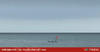 Tàu cá bị giông lốc đánh chìm, 2 người thoát nạn