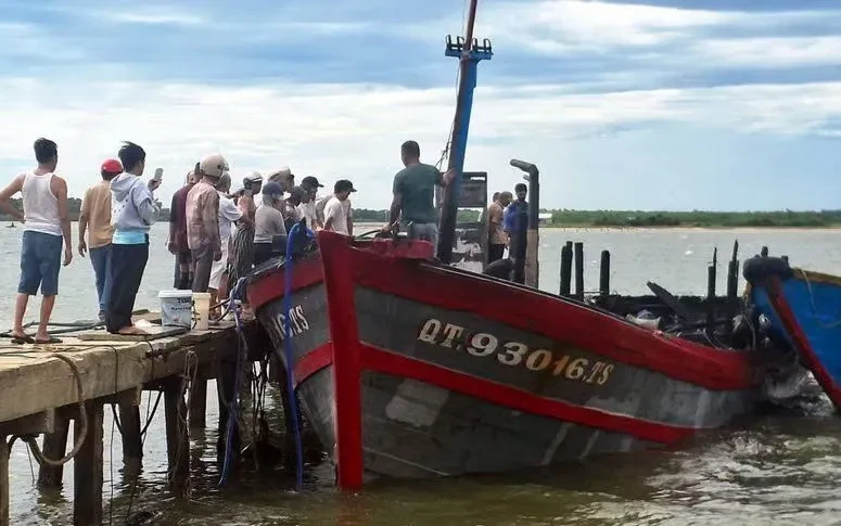 Tàu cá cháy dữ dội tại cầu cảng, nghi do chập điện Tàu cá cháy dữ dội tại cầu cảng, nghi do chập điện