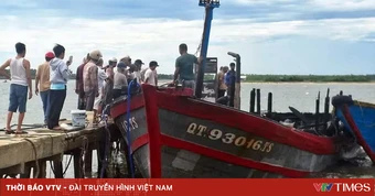 Tàu cá cháy dữ dội tại cầu cảng, nghi do chập điện