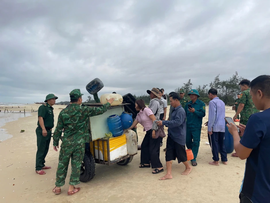 Tàu cá chìm do dông lốc, 2 ngư dân Quảng Trị bơi gần 1km vào bờ Tàu cá chìm do dông lốc, 2 ngư dân Quảng Trị bơi gần 1km vào bờ