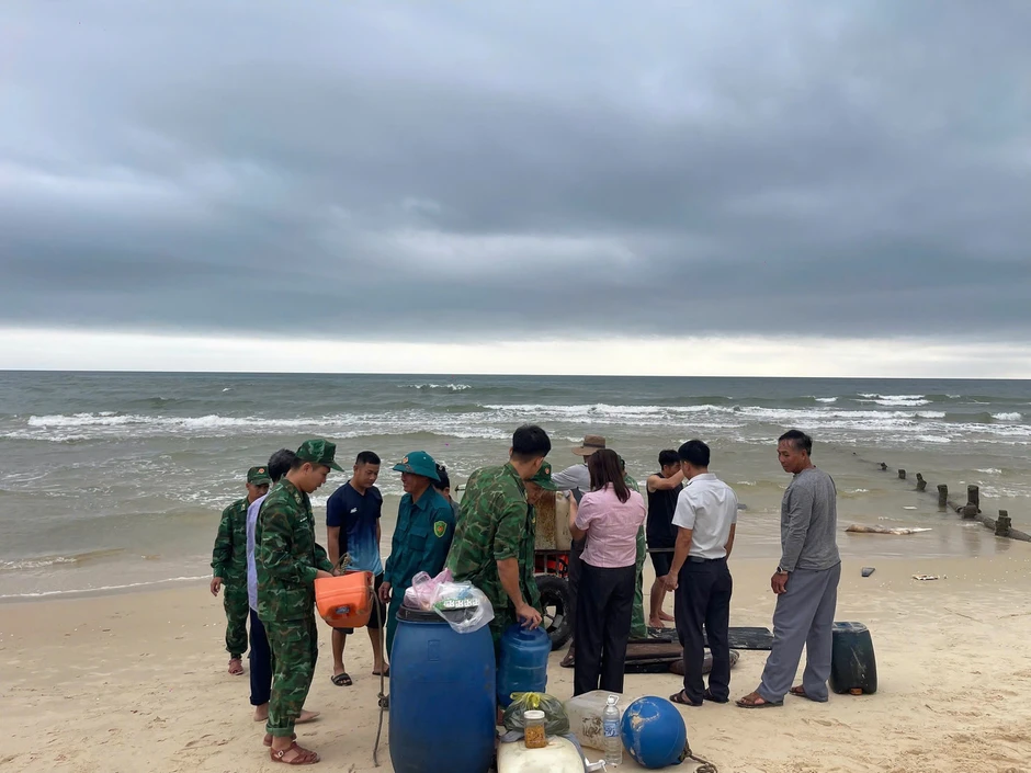 Tàu cá chìm do dông lốc, 2 ngư dân Quảng Trị bơi gần 1km vào bờ Tàu cá chìm do dông lốc, 2 ngư dân Quảng Trị bơi gần 1km vào bờ