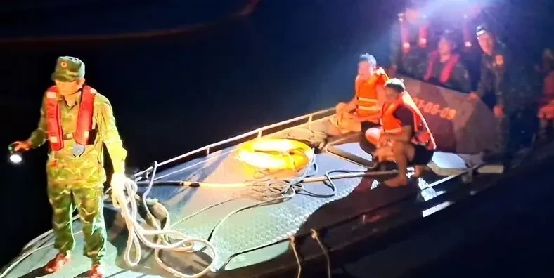 Tàu cá chìm giữa đêm ở Cô Tô, kịp thời cứu 9 ngư dân Tàu cá chìm giữa đêm ở Cô Tô, kịp thời cứu 9 ngư dân