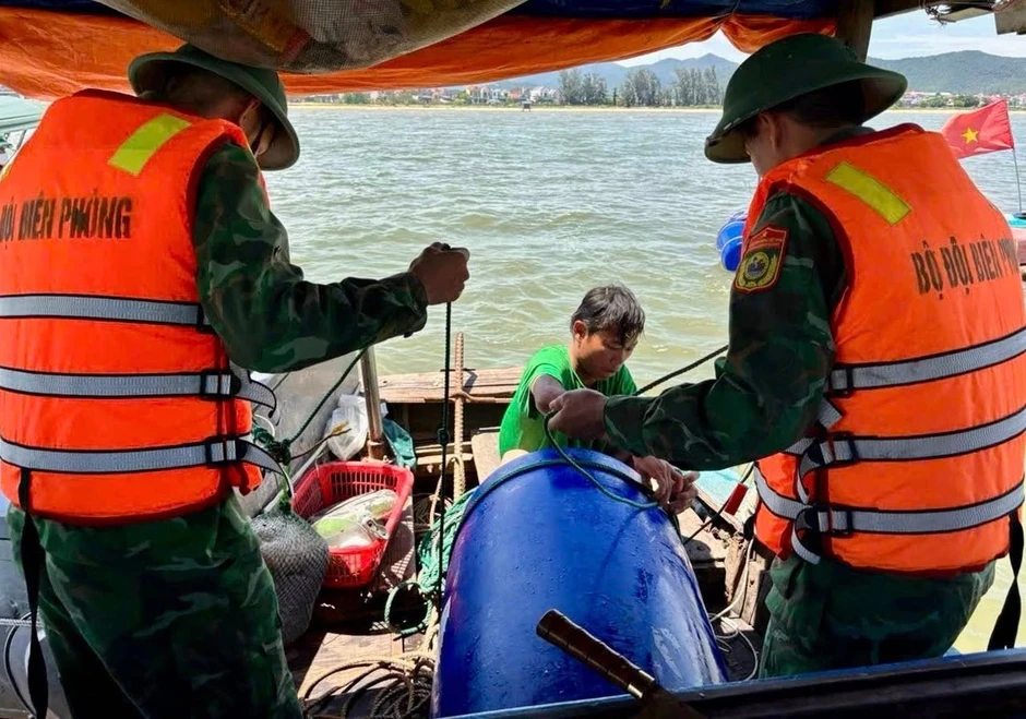 Tàu cá chìm trên đường vào bờ, 2 ngư dân được ứng cứu kịp thời Tàu cá chìm trên đường vào bờ, 2 ngư dân được ứng cứu kịp thời