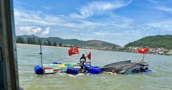 Tàu cá chìm trên đường vào bờ, 2 ngư dân được ứng cứu kịp thời