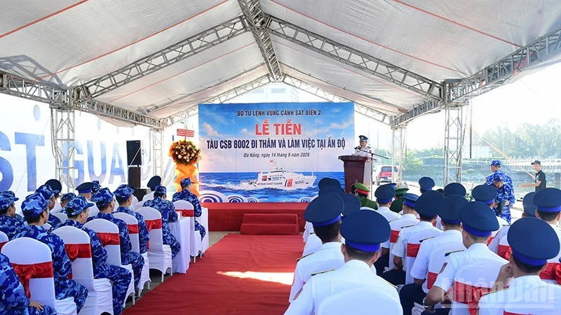 Tàu Cảnh sát biển 8002 lên đường thăm và làm việc tại Ấn Độ
