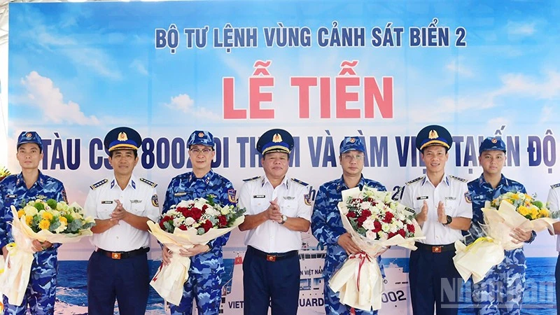 Tàu Cảnh sát biển 8002 lên đường thăm và làm việc tại Ấn Độ