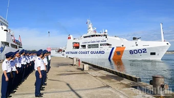 Tàu Cảnh sát biển 8002 lên đường thăm và làm việc tại Ấn Độ