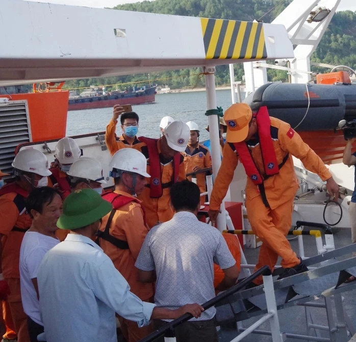 Tàu chở 11 người gặp nạn trên biển, cứu được 9 người, 2 người đang mất tích Tàu chở 11 người gặp nạn trên biển, cứu được 9 người, 2 người đang mất tích