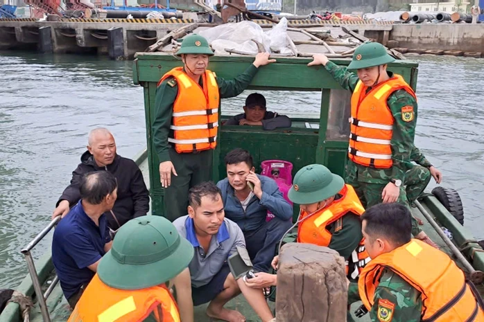 Tàu chở cát chìm trên biển, 5 người trên tàu được cứu kịp thời Tàu chở cát chìm trên biển, 5 người trên tàu được cứu kịp thời