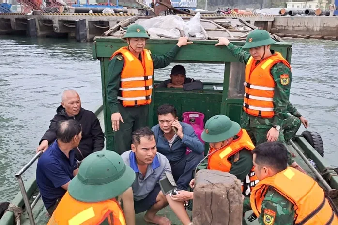 Tàu chở cát chìm trên biển Thanh Hóa, 5 thuyền viên được cứu sống Tàu chở cát chìm trên biển Thanh Hóa, 5 thuyền viên được cứu sống