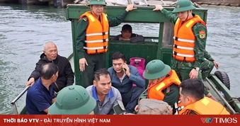 Tàu chở cát chìm trên biển Thanh Hóa, 5 thuyền viên được cứu sống