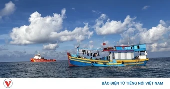 Tàu CSB 9001 kịp thời hỗ trợ, cứu chữa ngư dân Lâm Đồng bị nạn trên biển