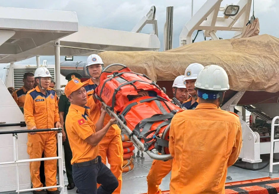 Tàu cứu nạn đưa ngư dân nghi đau ruột thừa về bờ cấp cứu Tàu cứu nạn đưa ngư dân nghi đau ruột thừa về bờ cấp cứu