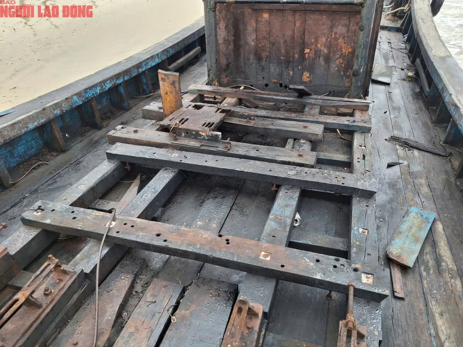 Tàu gỗ dài 15m, không người dạt vào bờ biển Quảng Trị Tàu gỗ dài 15m, không người dạt vào bờ biển Quảng Trị