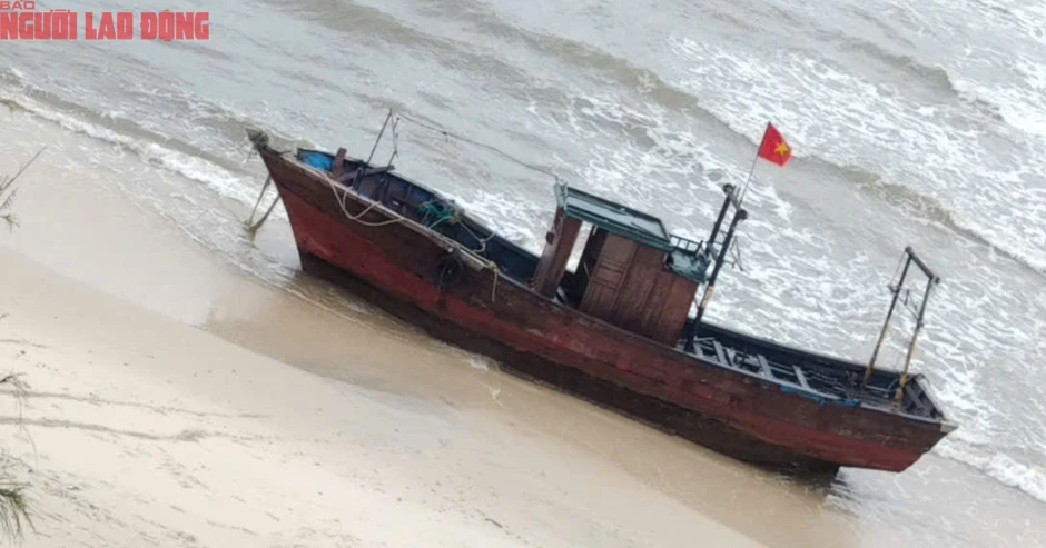 Tàu gỗ dài 15m, không người dạt vào bờ biển Quảng Trị Tàu gỗ dài 15m, không người dạt vào bờ biển Quảng Trị