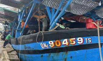 Tàu Hải quân lai dắt tàu cá và 36 ngư dân Quảng Ngãi bị nạn trên biển vào bờ an toàn