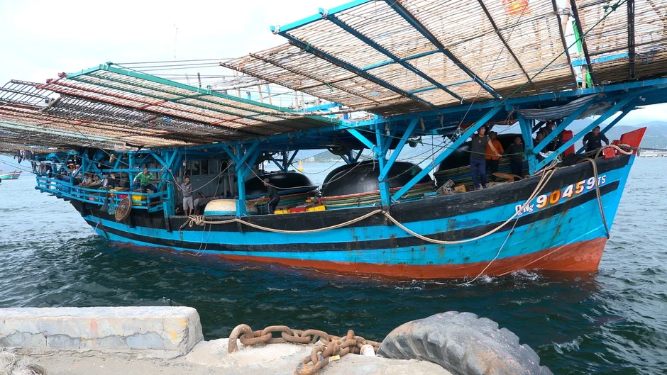 Tàu Hải quân lai dắt thành công tàu cá cùng 36 ngư dân Quảng Ngãi gặp nạn trên biển Tàu Hải quân lai dắt thành công tàu cá cùng 36 ngư dân Quảng Ngãi gặp nạn trên biển