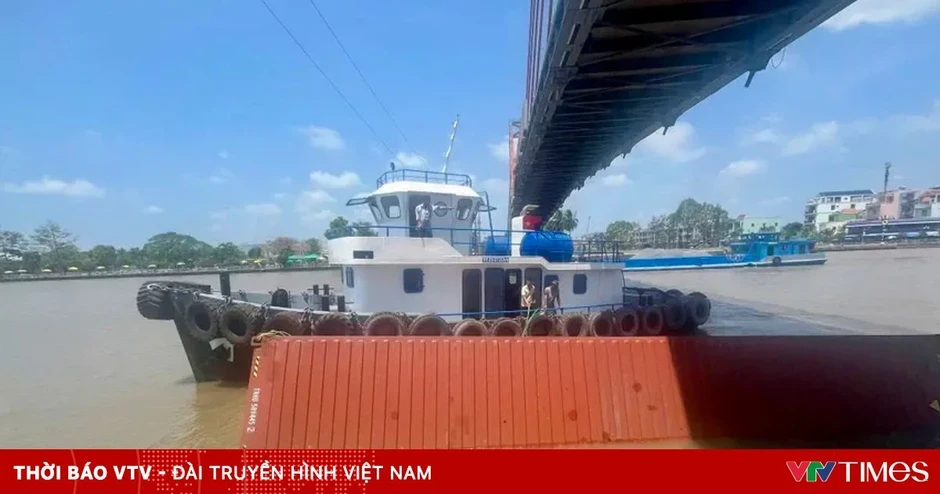 Tàu hàng vướng dây điện trên kênh Chợ Gạo, một container rơi xuống kênh Tàu hàng vướng dây điện trên kênh Chợ Gạo, một container rơi xuống kênh