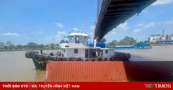 Tàu hàng vướng dây điện trên kênh Chợ Gạo, một container rơi xuống kênh