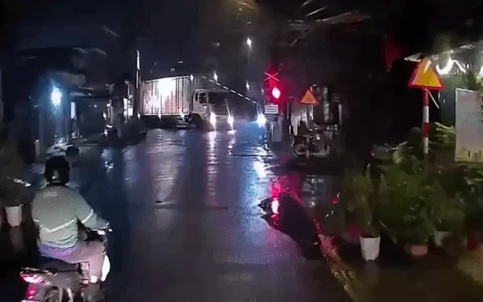 Tàu hỏa húc văng xe đầu kéo hàng chục mét: 'Xe đầu kéo cố vượt qua đường ngang dù đã có báo hiệu' Tàu hỏa húc văng xe đầu kéo hàng chục mét: 'Xe đầu kéo cố vượt qua đường ngang dù đã có báo hiệu'