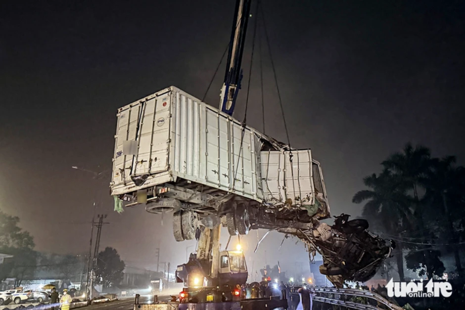 Tàu hỏa húc văng xe đầu kéo hàng chục mét: 'Xe đầu kéo cố vượt qua đường ngang dù đã có báo hiệu' Tàu hỏa húc văng xe đầu kéo hàng chục mét: 'Xe đầu kéo cố vượt qua đường ngang dù đã có báo hiệu'