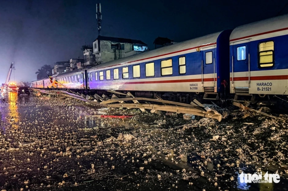 Tàu hỏa húc văng xe đầu kéo hàng chục mét: 'Xe đầu kéo cố vượt qua đường ngang dù đã có báo hiệu' Tàu hỏa húc văng xe đầu kéo hàng chục mét: 'Xe đầu kéo cố vượt qua đường ngang dù đã có báo hiệu'