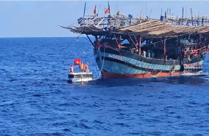 Tàu Kiểm ngư 475 cứu 36 ngư dân gặp nạn trên vùng biển Trường Sa Tàu Kiểm ngư 475 cứu 36 ngư dân gặp nạn trên vùng biển Trường Sa