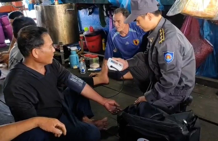 Tàu Kiểm ngư 475 cứu 36 ngư dân gặp nạn trên vùng biển Trường Sa Tàu Kiểm ngư 475 cứu 36 ngư dân gặp nạn trên vùng biển Trường Sa