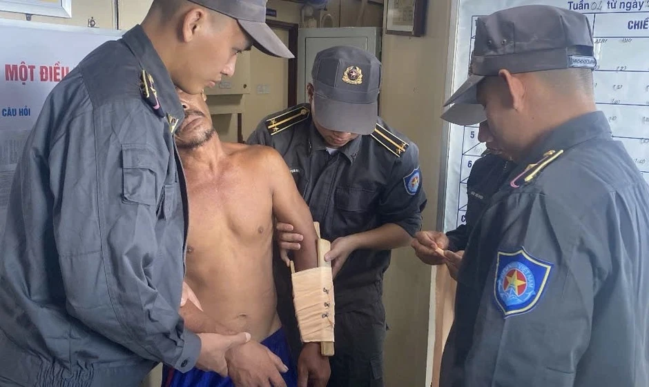 Tàu Kiểm ngư cấp cứu kịp thời ngư dân gặp nạn trên biển Tàu Kiểm ngư cấp cứu kịp thời ngư dân gặp nạn trên biển